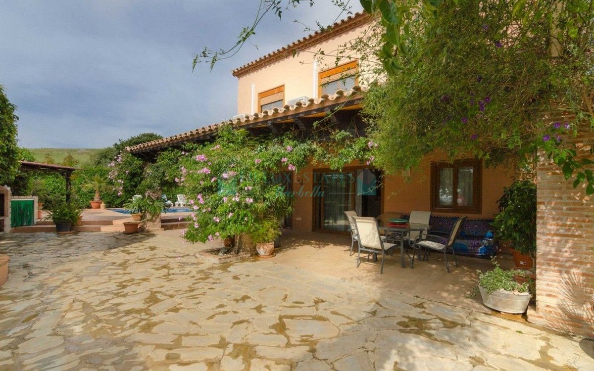 Finca for sale in Estepona
