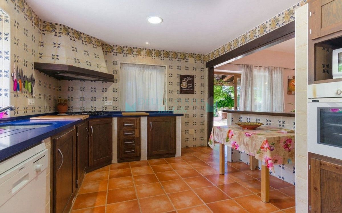 Finca for sale in Estepona