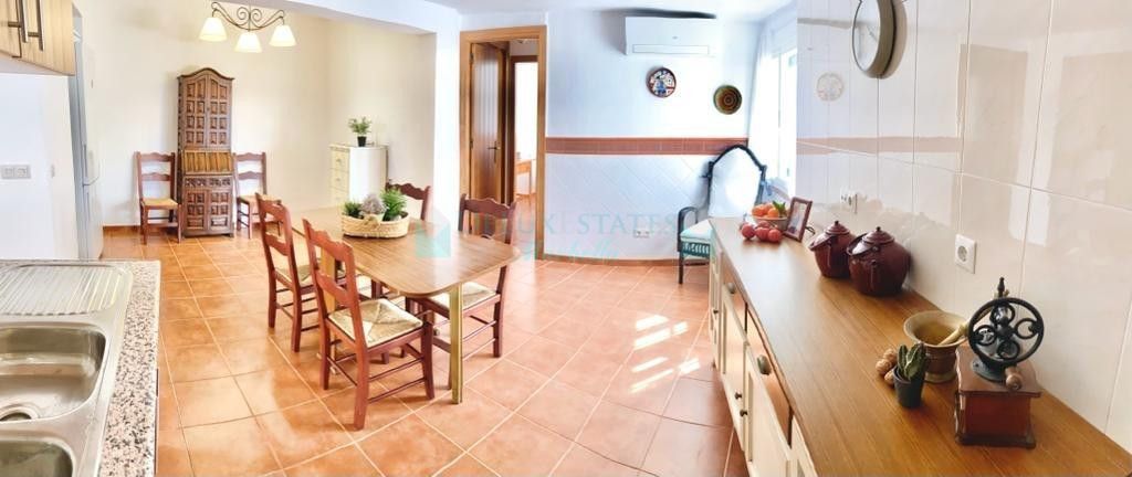 Town House for sale in Istan