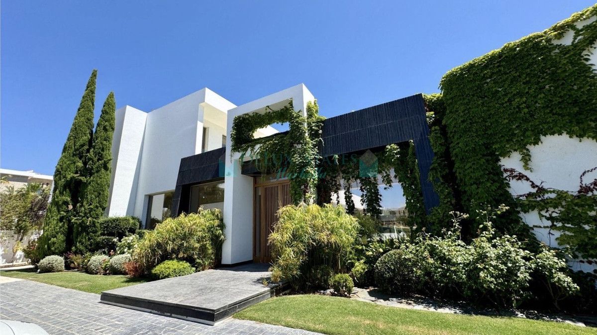 Villa for sale in Los Flamingos, Benahavis