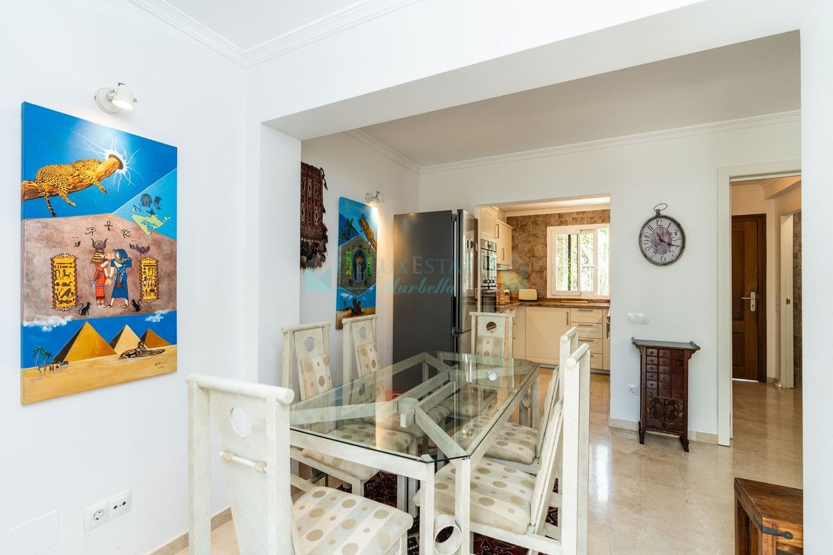 Adosado en venta en Costabella, Marbella Este