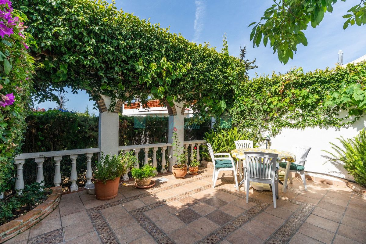 Adosado en venta en Costabella, Marbella Este