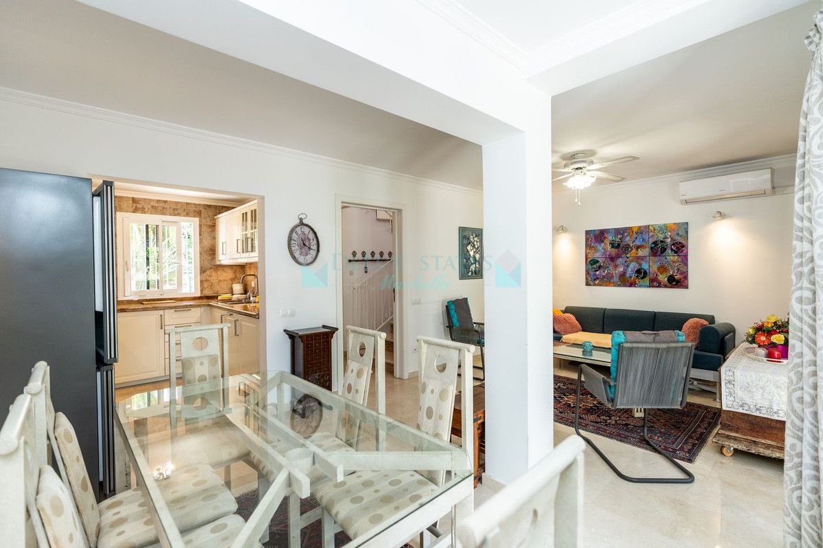 Adosado en venta en Costabella, Marbella Este