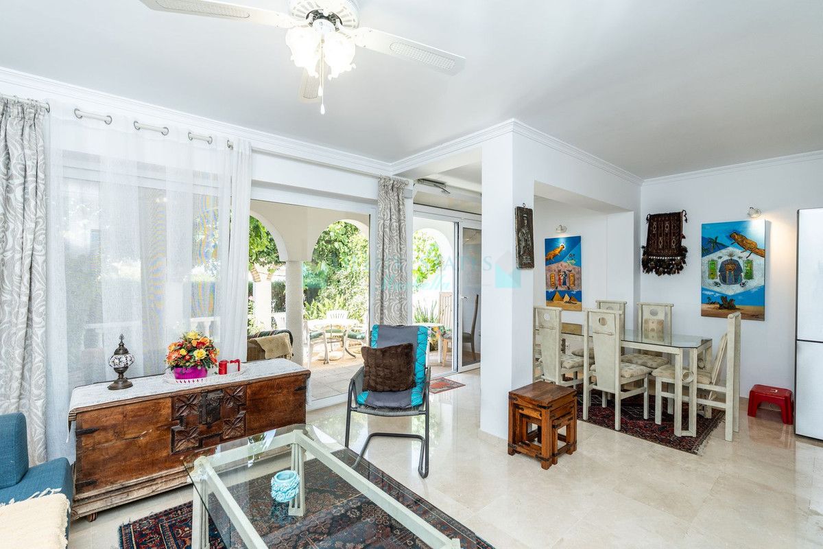 Adosado en venta en Costabella, Marbella Este