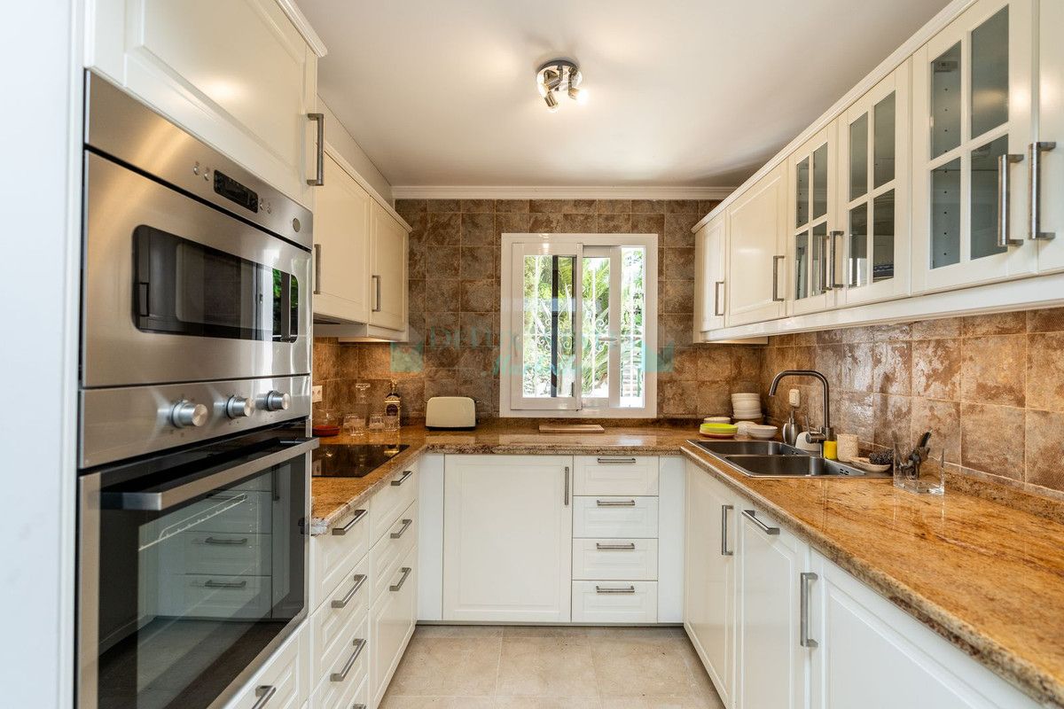 Adosado en venta en Costabella, Marbella Este
