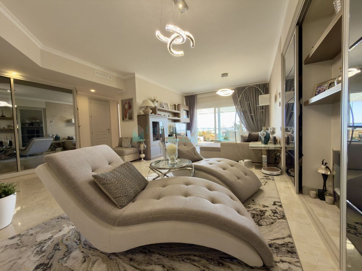 Penthouse for sale in Elviria, Marbella East