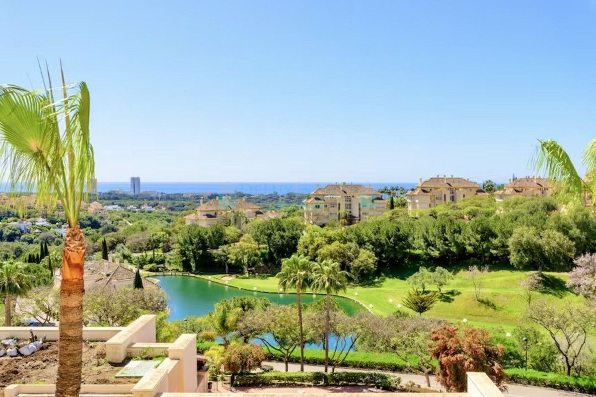 Penthouse for sale in Elviria, Marbella East