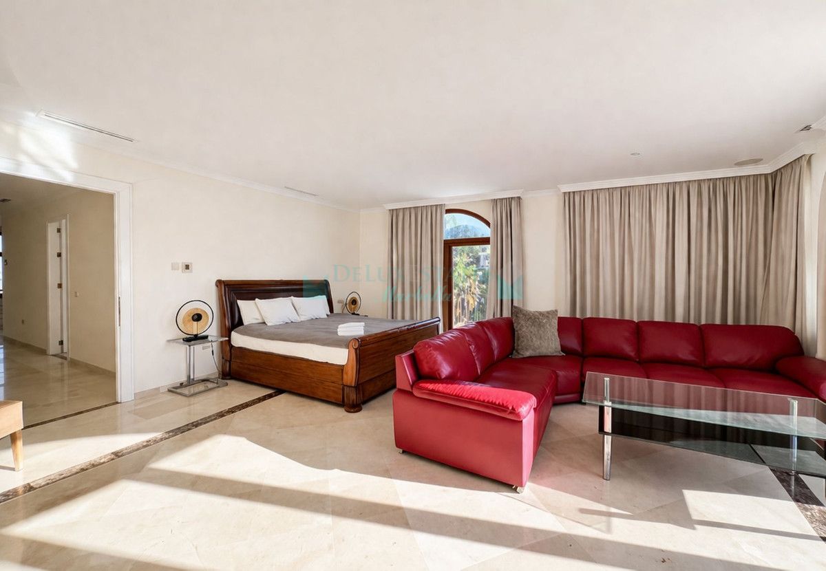 Villa for sale in Benahavis