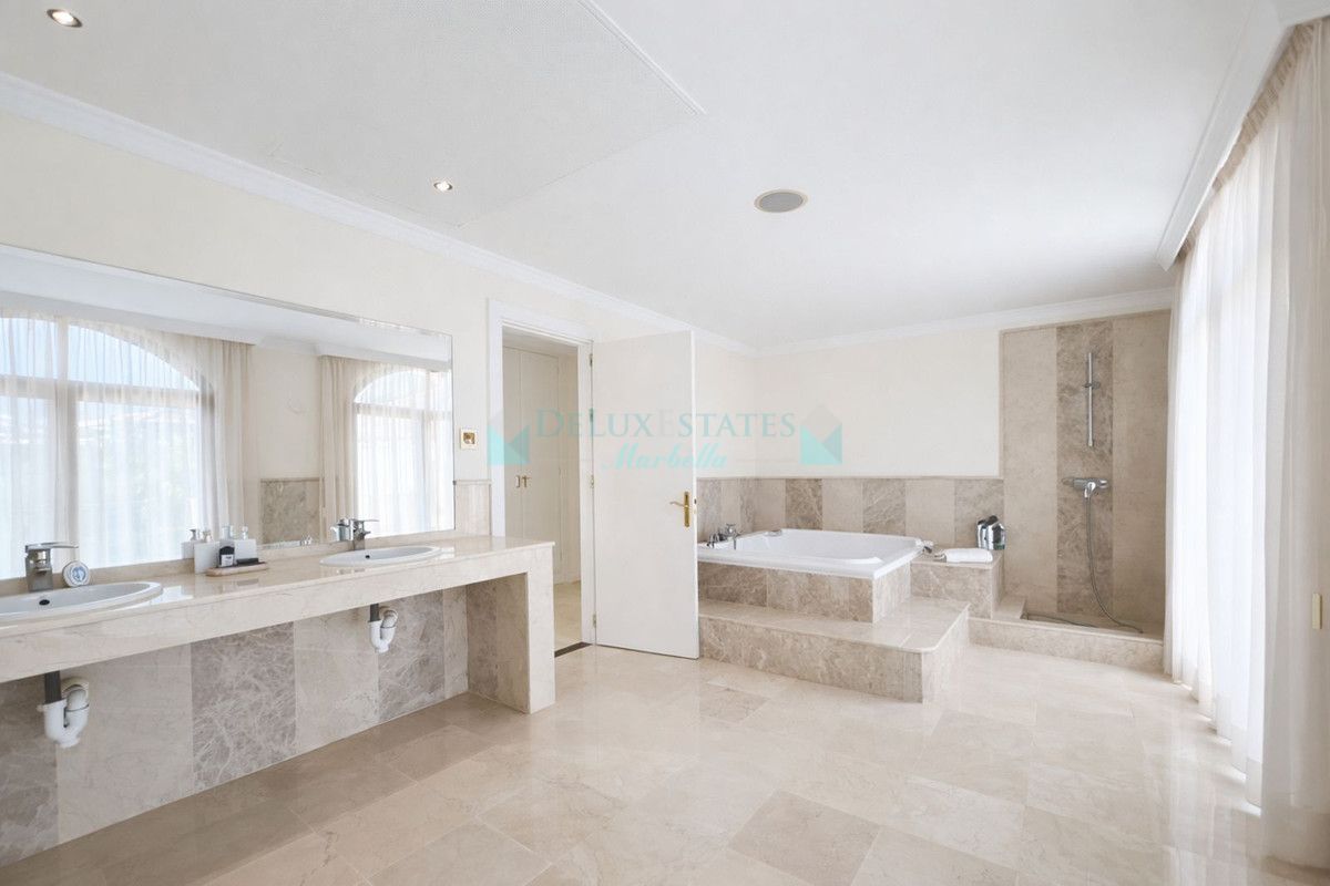 Villa for sale in Benahavis