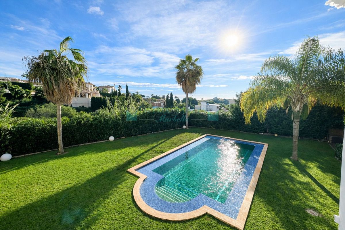 Villa for sale in Benahavis