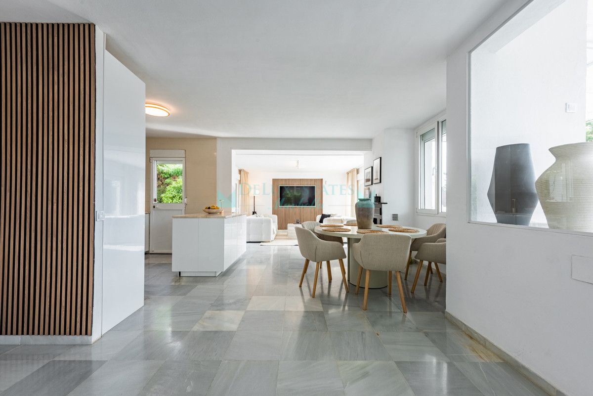 Villa for sale in Nueva Andalucia