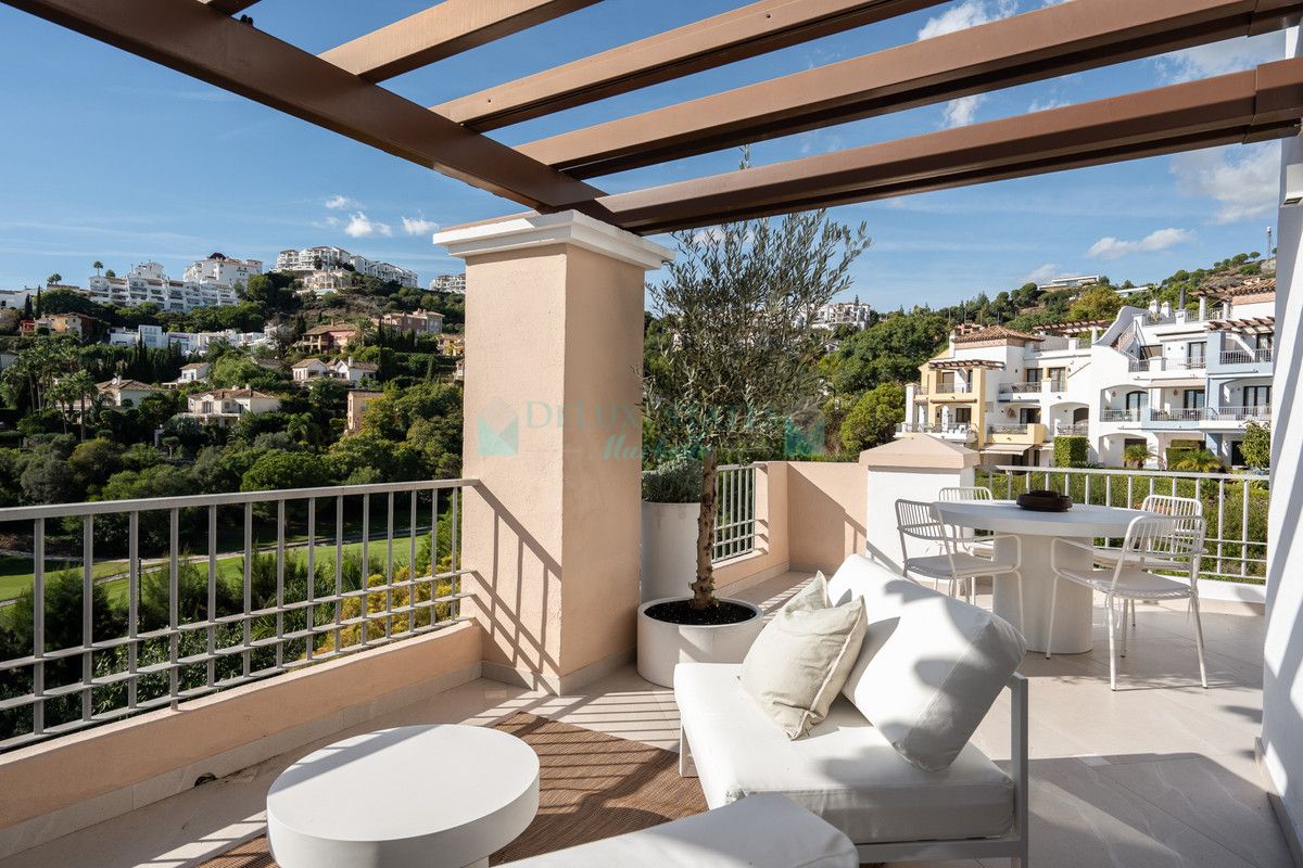 Penthouse for sale in Los Arqueros, Benahavis