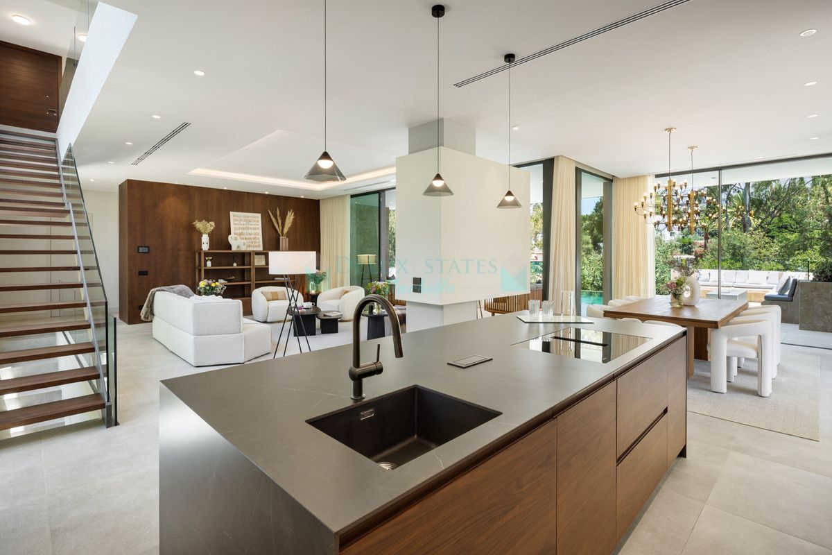 Villa for sale in Nueva Andalucia