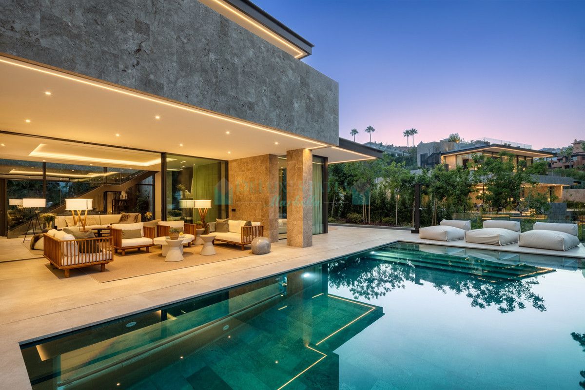 Villa for sale in Nueva Andalucia