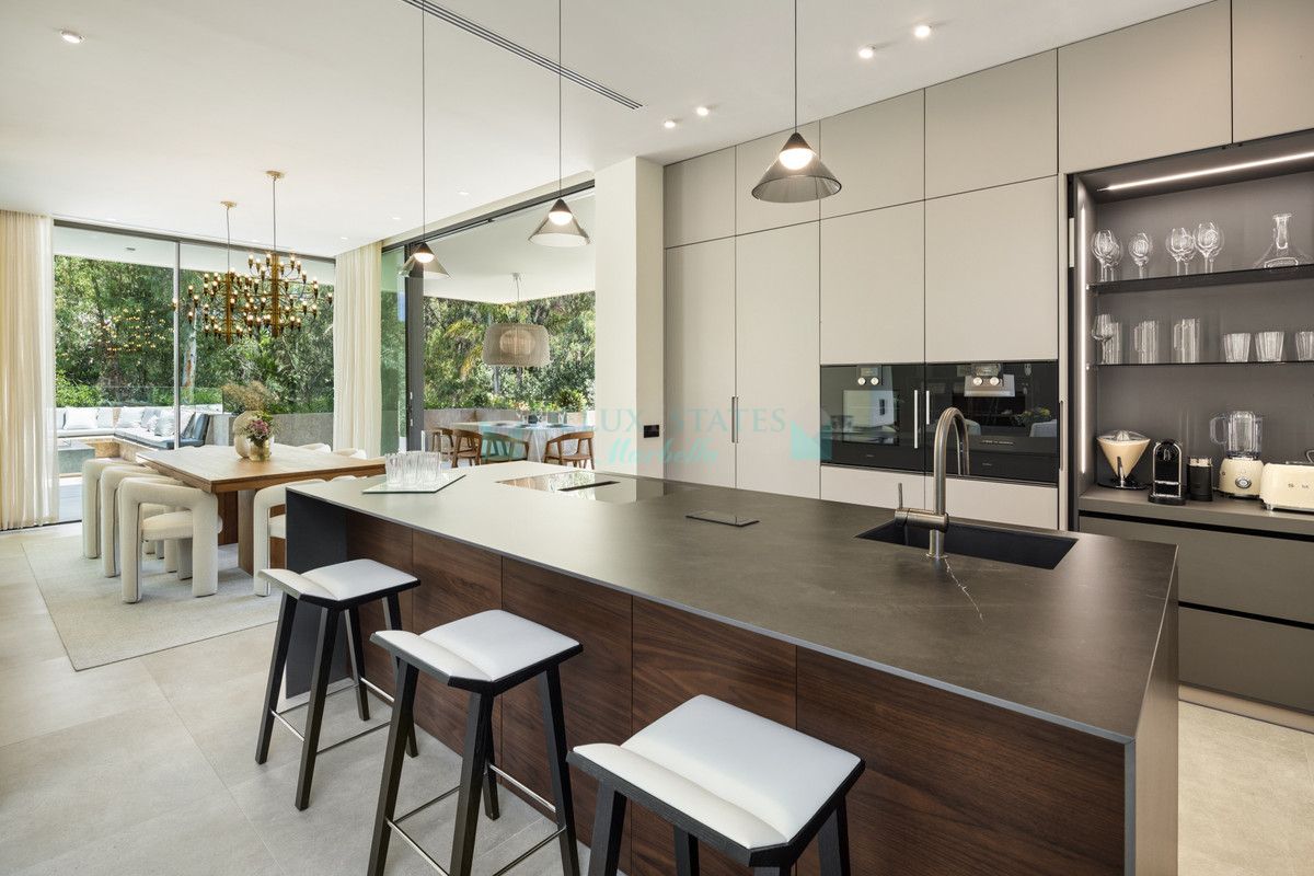 Villa for sale in Nueva Andalucia