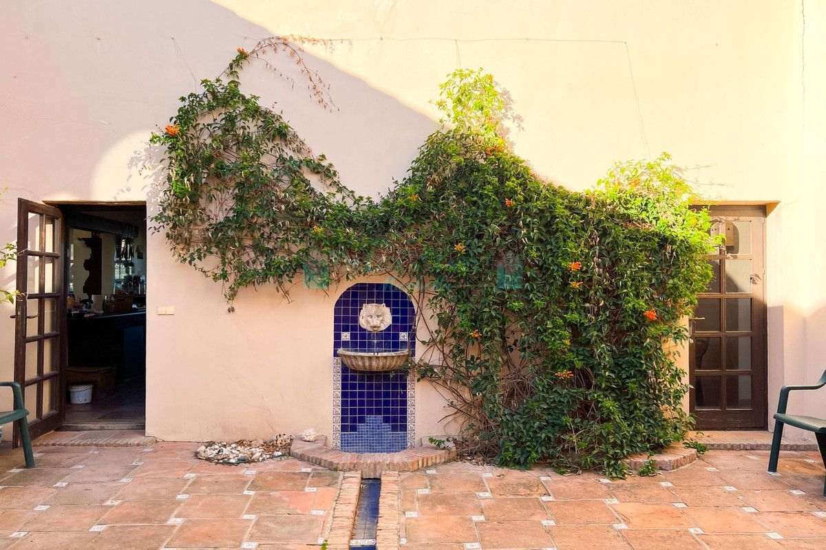 Villa for sale in Estepona