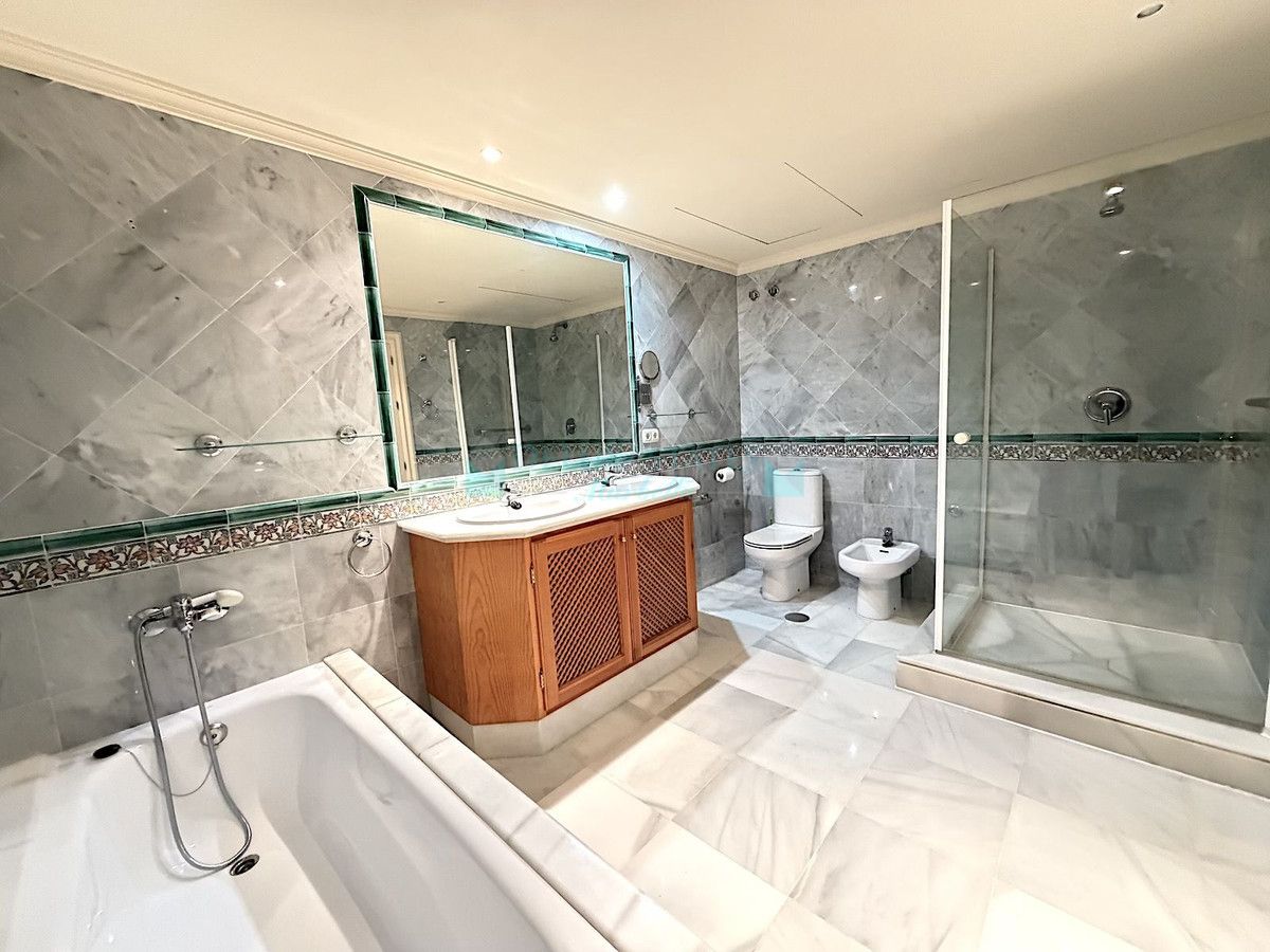 Ground Floor Apartment for sale in Monte Halcones, Benahavis