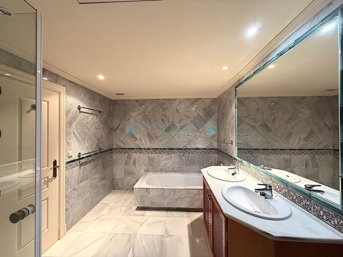 Ground Floor Apartment for sale in Monte Halcones, Benahavis