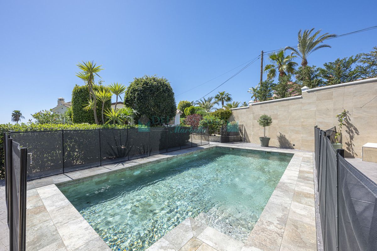 Villa for sale in Estepona