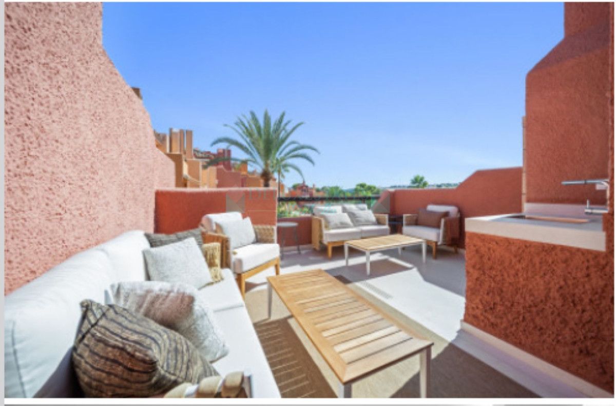 Town House for sale in Nueva Andalucia