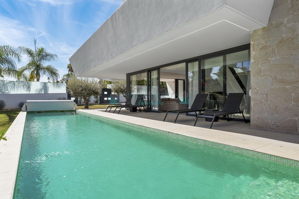 Villa for sale in Nueva Andalucia