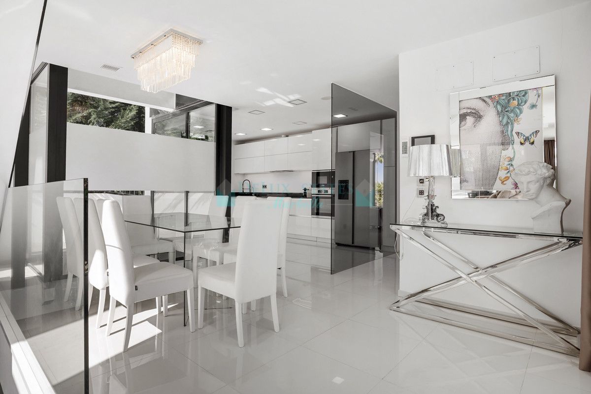 Villa for sale in Nueva Andalucia