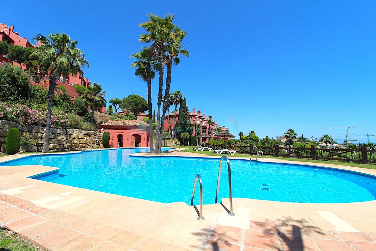 Ground Floor Apartment for sale in Monte Halcones, Benahavis