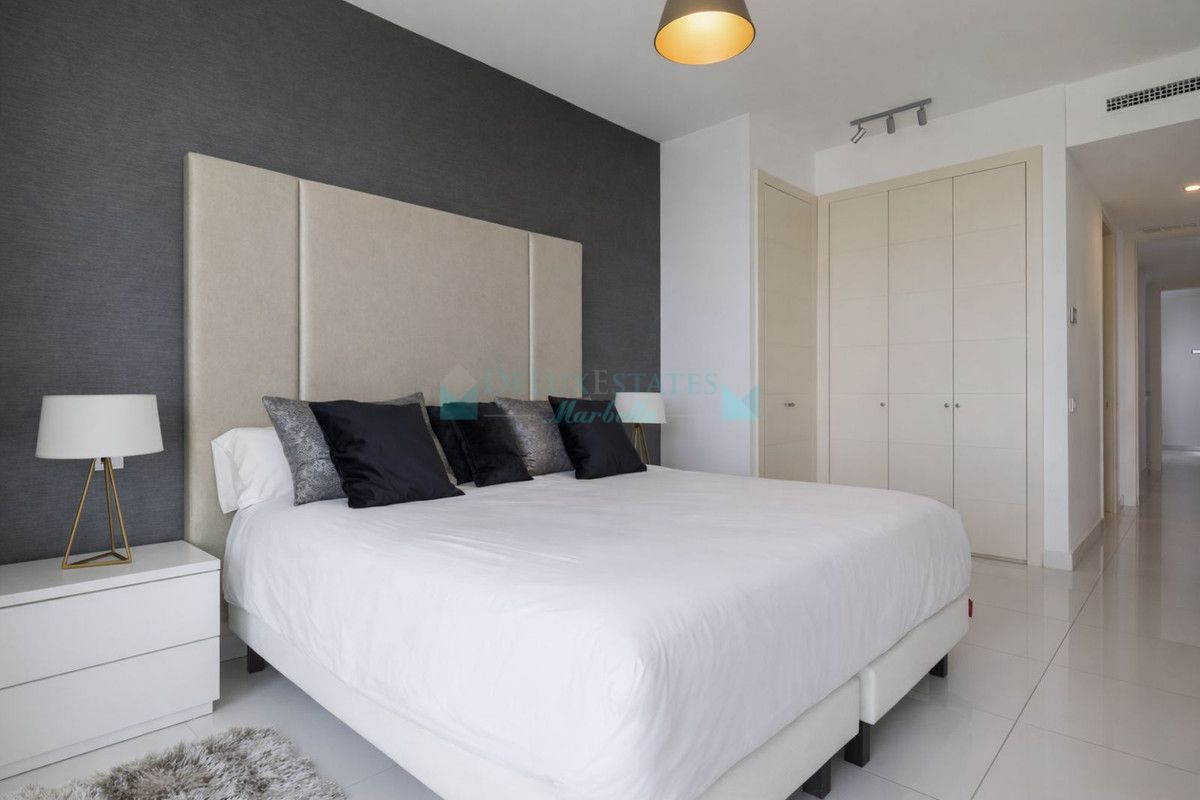 Apartamento en alquiler en Atalaya, Estepona