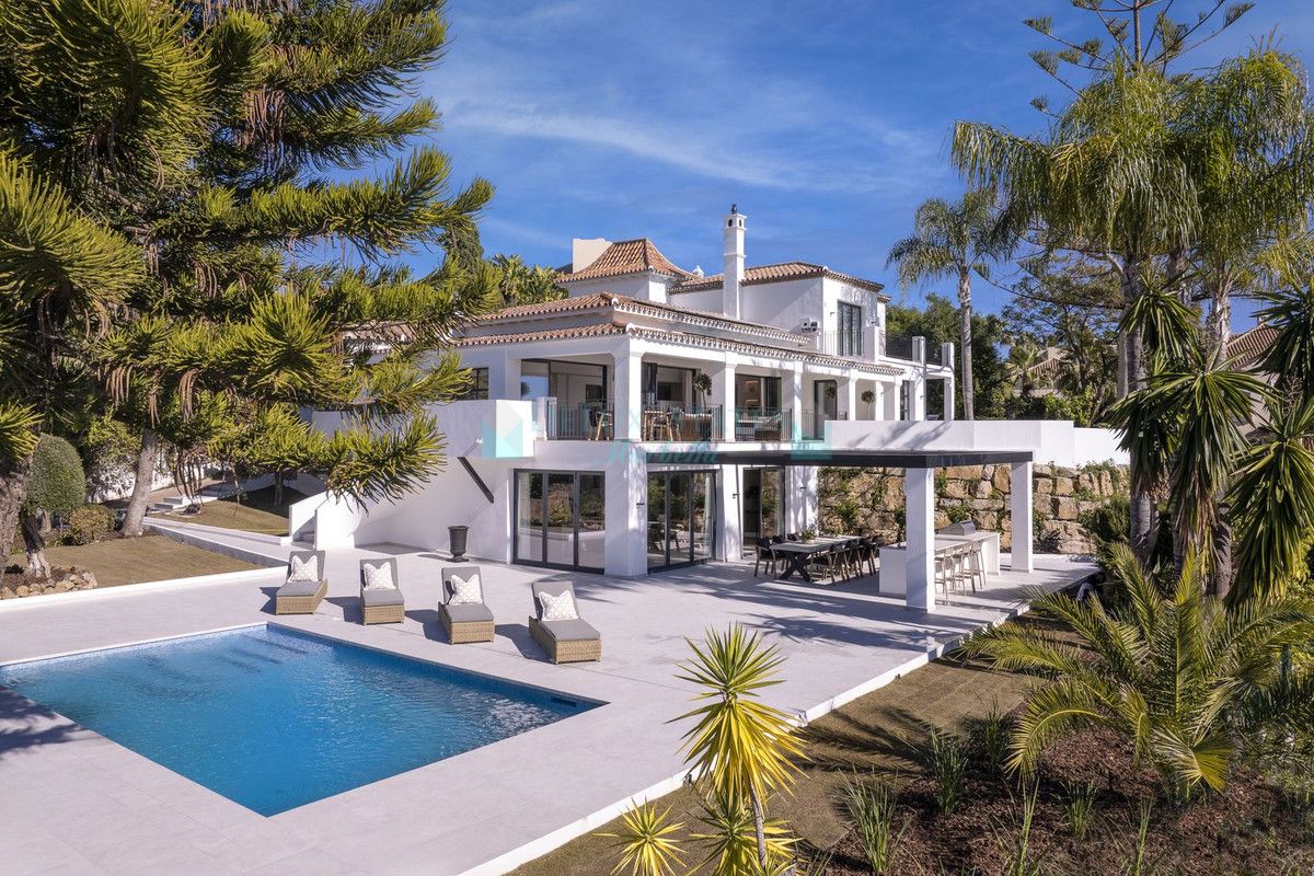 Villa for sale in El Paraiso, Estepona