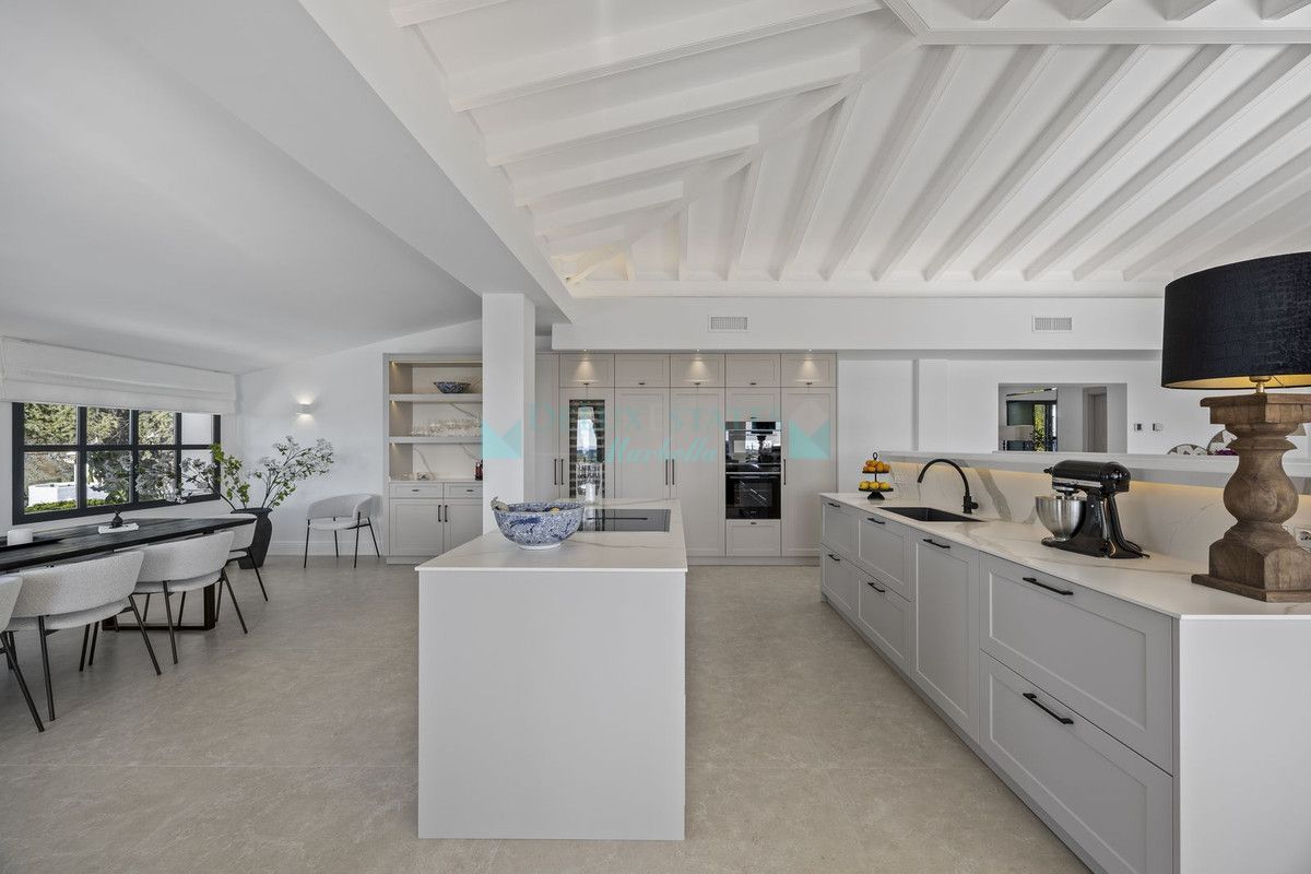 Villa for sale in El Paraiso, Estepona