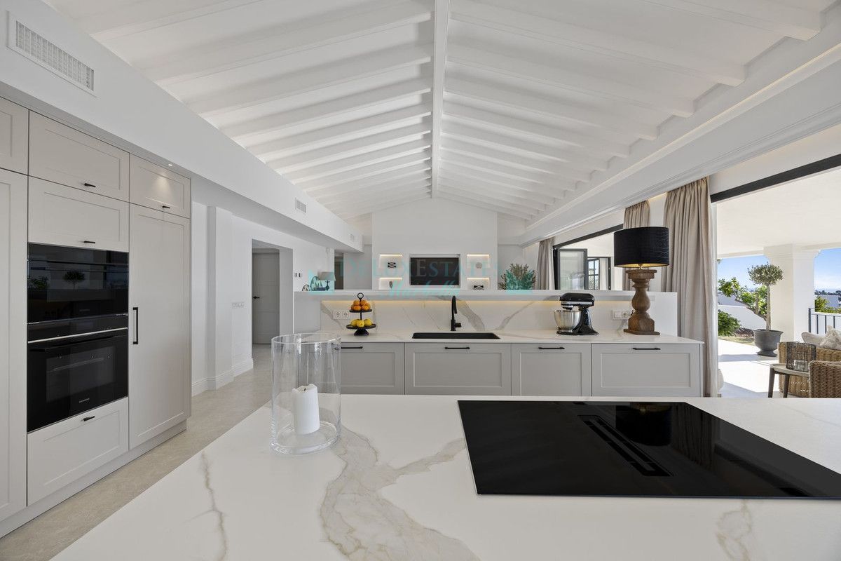 Villa for sale in El Paraiso, Estepona