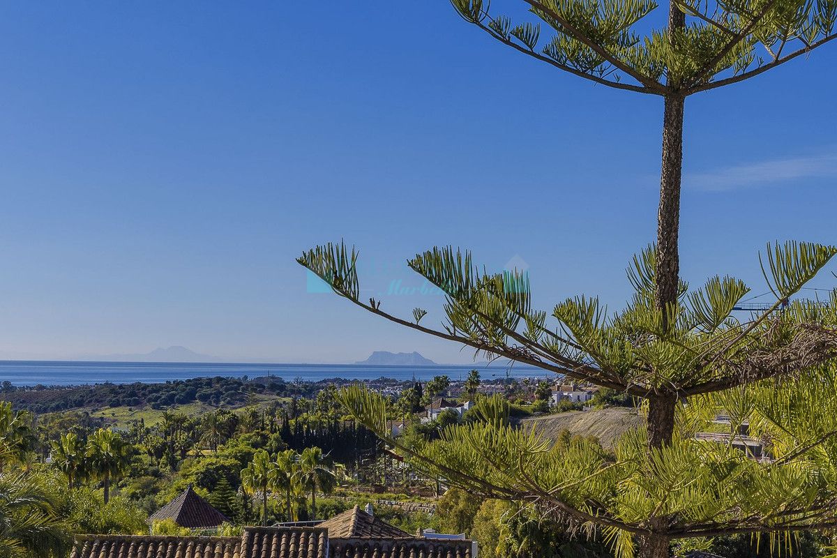 Villa for sale in El Paraiso, Estepona