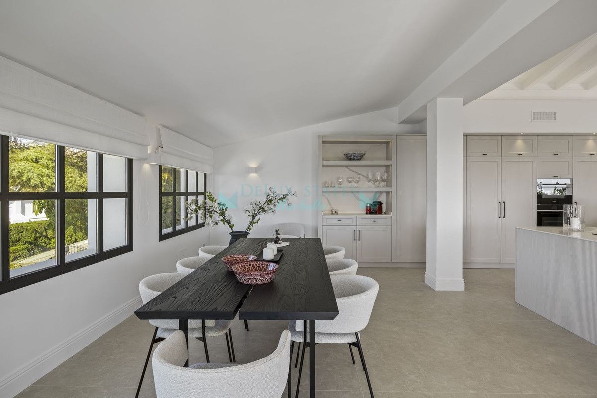 Villa for sale in El Paraiso, Estepona