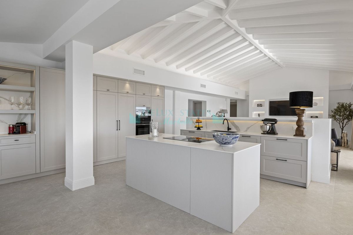 Villa for sale in El Paraiso, Estepona