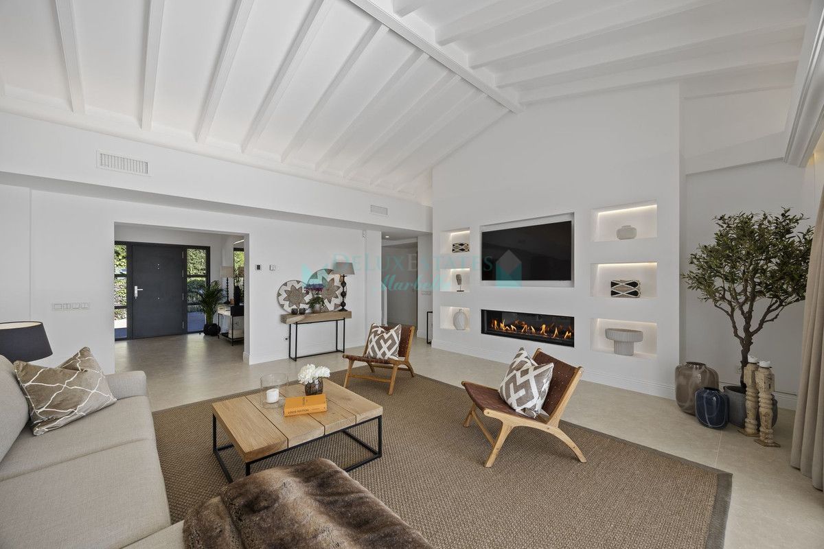 Villa for sale in El Paraiso, Estepona