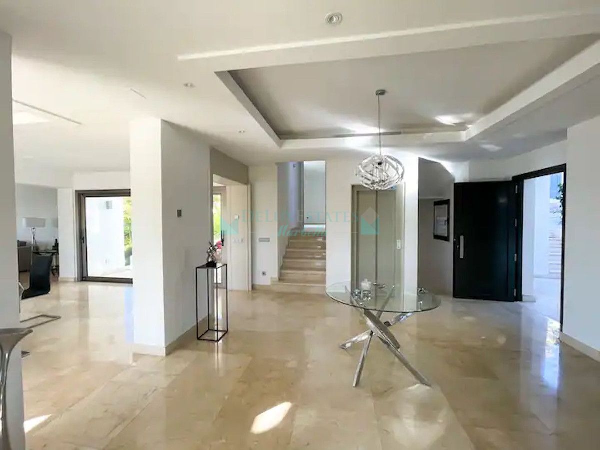 Villa for sale in Benahavis