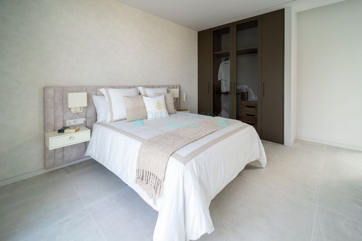 Villa en venta en El Paraiso, Estepona