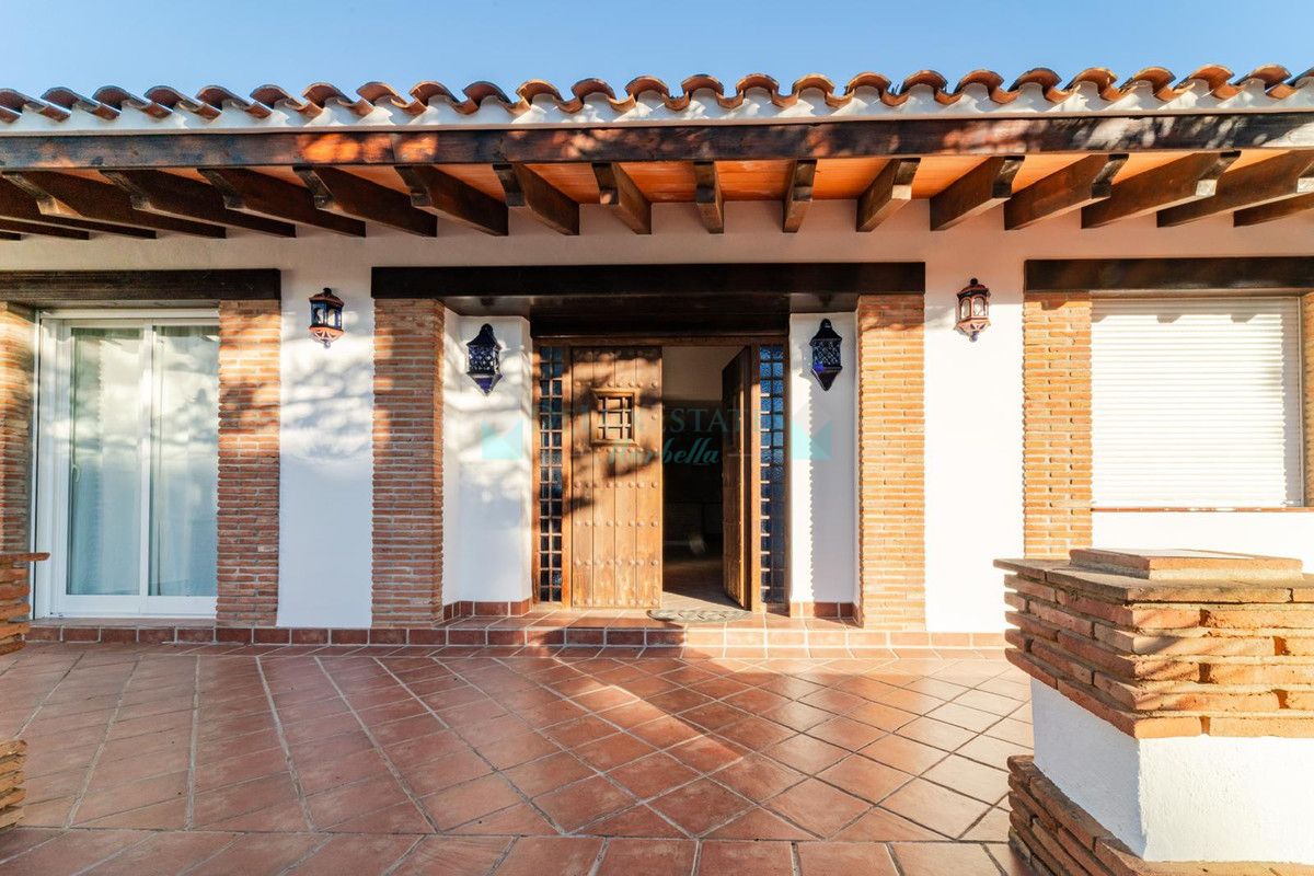 Villa en alquiler en Elviria, Marbella Este