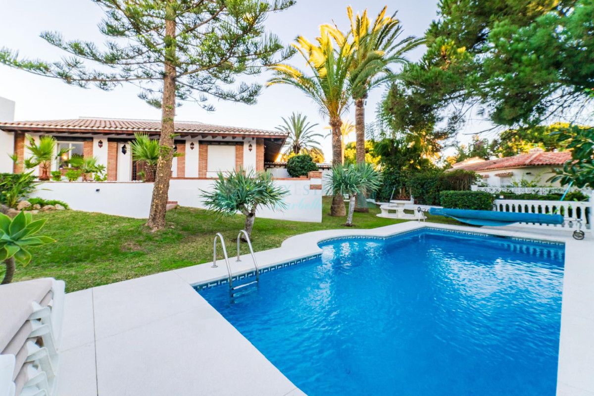 Villa en alquiler en Elviria, Marbella Este