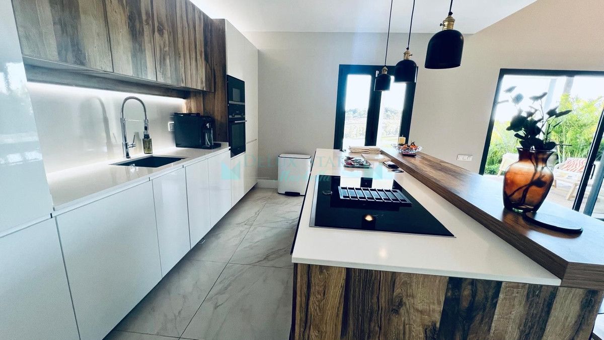 Villa for sale in El Paraiso, Estepona