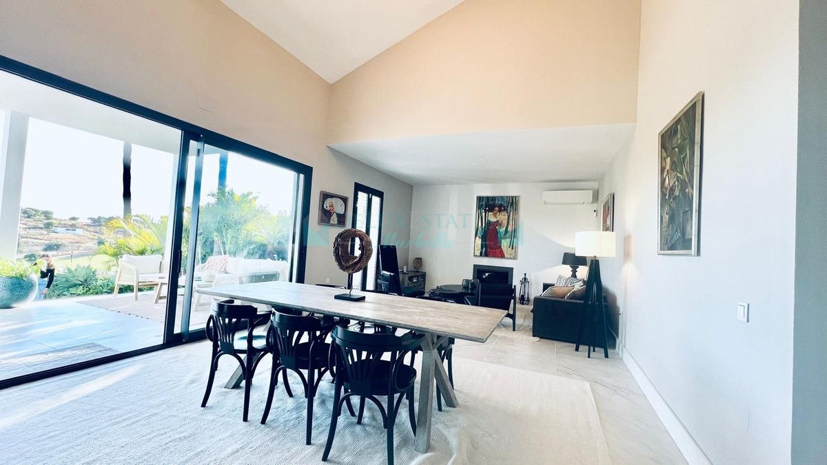 Villa for sale in El Paraiso, Estepona