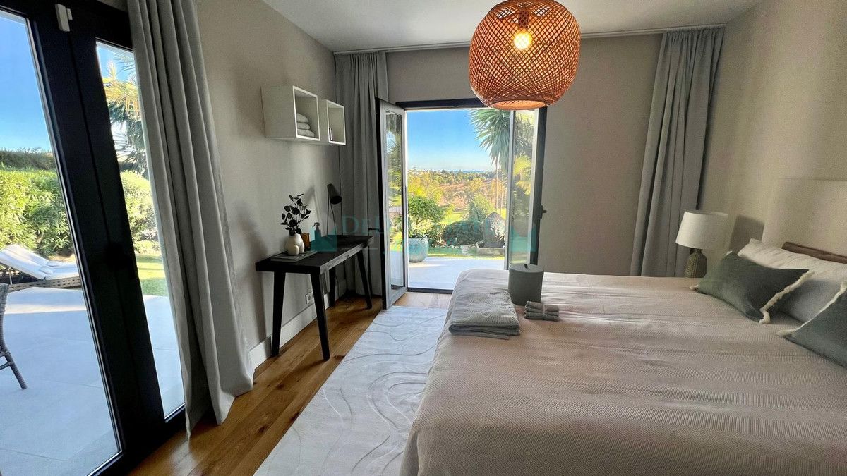 Villa for sale in El Paraiso, Estepona