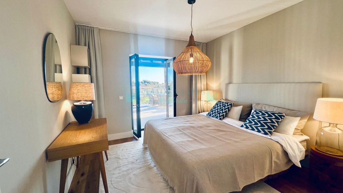 Villa for sale in El Paraiso, Estepona