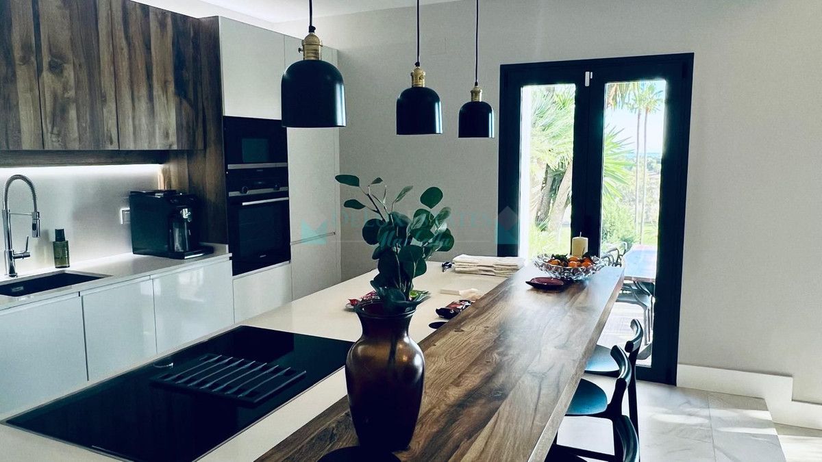 Villa for sale in El Paraiso, Estepona