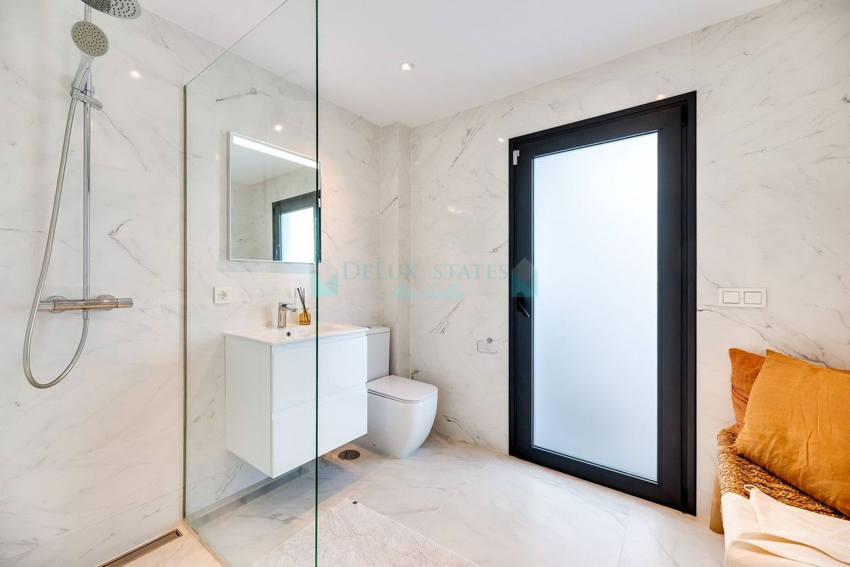 Villa for sale in El Paraiso, Estepona