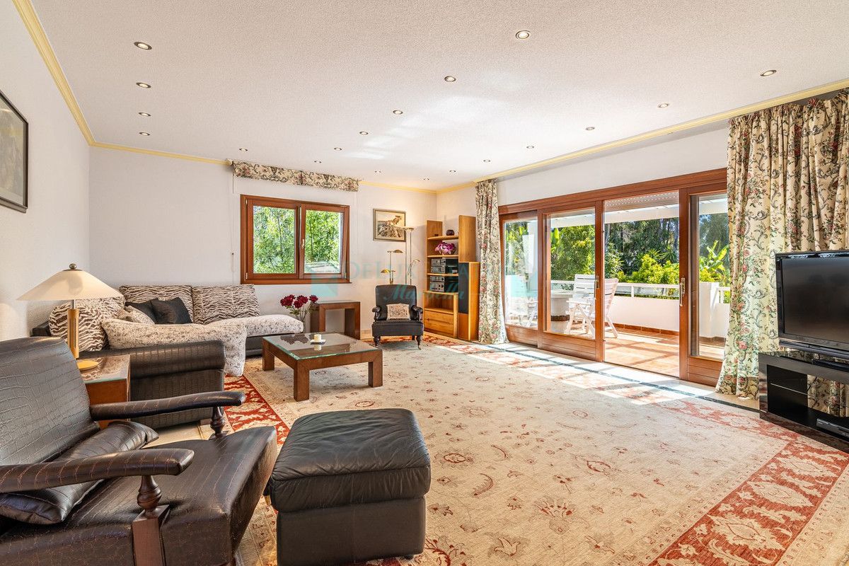 Villa for sale in New Golden Mile, Estepona