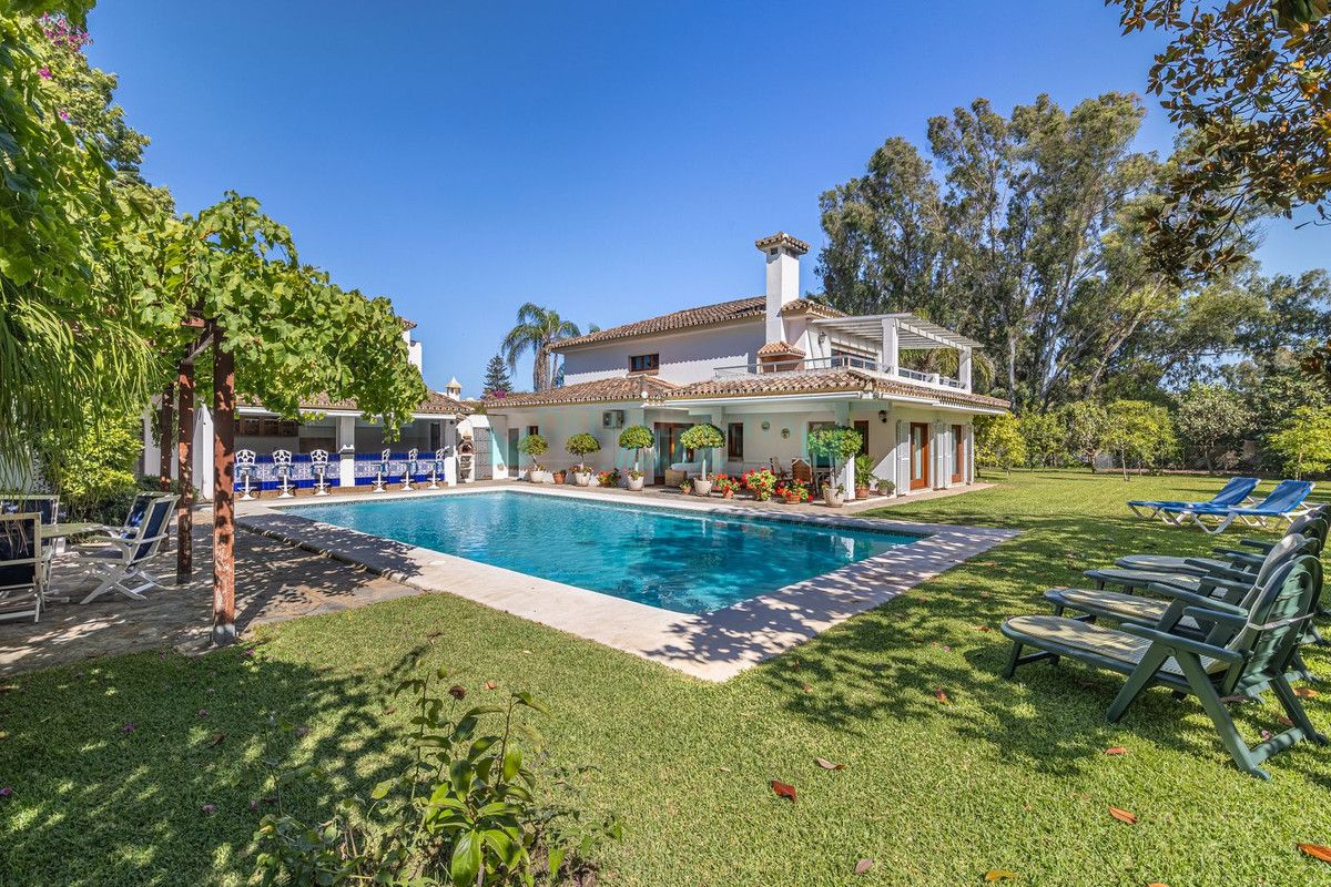 Villa for sale in New Golden Mile, Estepona