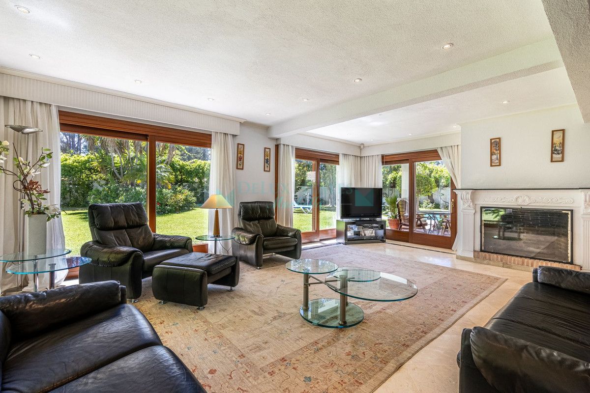 Villa for sale in New Golden Mile, Estepona