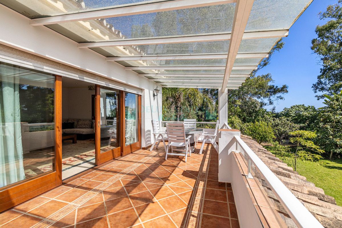 Villa for sale in New Golden Mile, Estepona