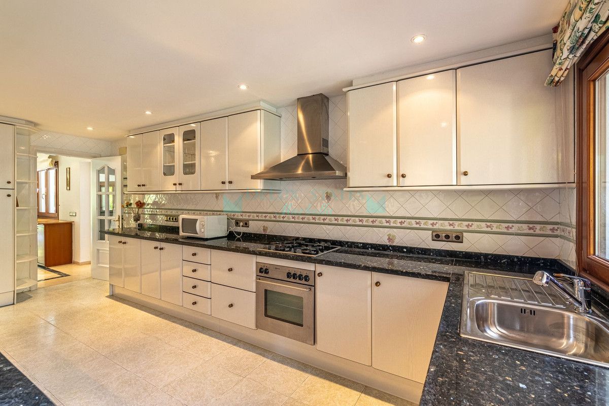 Villa for sale in New Golden Mile, Estepona